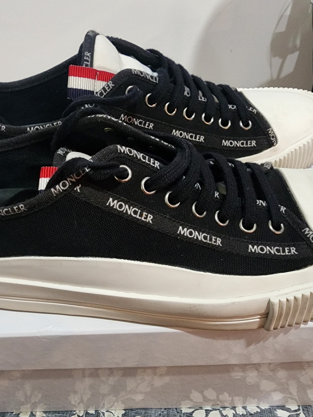 Moncler Men’s Black Canvas Low-Top Sneakers with Tricolor Heel Tab. 43(9)